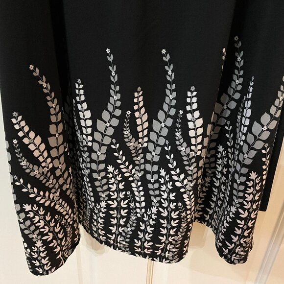 Maternity Wardrobe Bundle – 2 Dresses + 1 Short-Sleeve Sweater - Picture 8 of 13